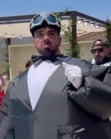 太阳报：拉亚与女友举行婚礼，他身穿充气燕尾服与伴郎团搞笑入场